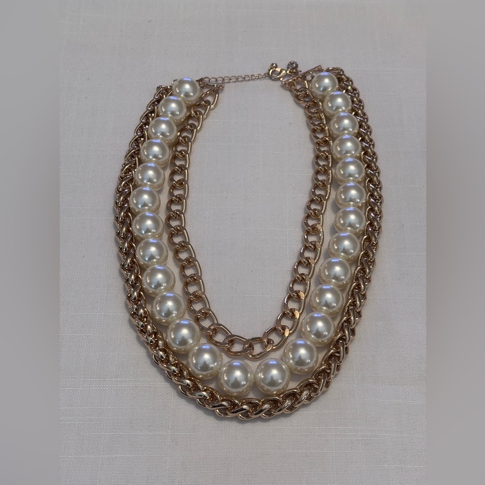 Statement piece!Beautiful Unique faux pearl and gold necklace. Fashion/costume.